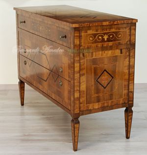 Riproduzione di mobile cassettiera in stile neoclassico costruito artigianalmente in legno massello e intarsiato in noce e ulivo